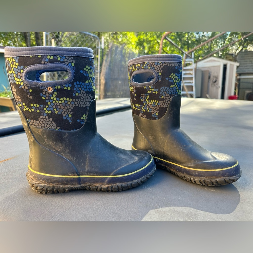 Youth grasp waterproof insulated rainboots.